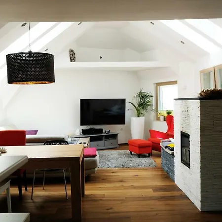 Happy River House Villa *